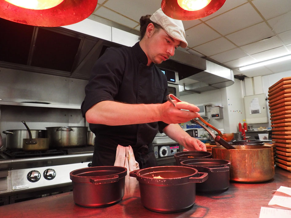 Anthony Warnault Anthony Warnault, chef de cuisine du Roc'h ar Mor d'Ouessant